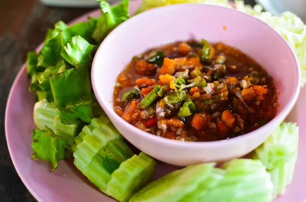 タイ風スパイシーな浸るソースと温野菜 — ストック写真