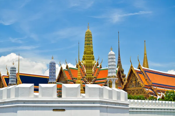 Zlatý buddha chrám v luxusním paláci — Stock fotografie