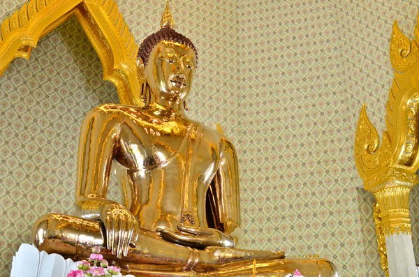 Saf altın buddha heykeli — Stok fotoğraf