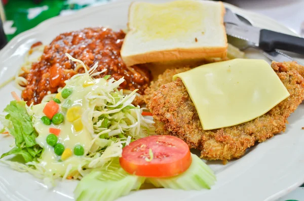 Fresh chicken steak with salad and spaghetti — Stock Photo, Image