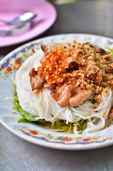 Asya tarzı noodle baharatlı sos ile — Stok fotoğraf