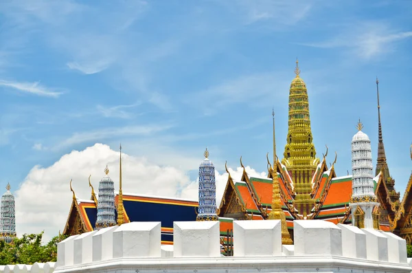 Goldener Buddha-Tempel im prachtvollen Palast — Stockfoto