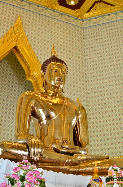 Buddha-Statue aus reinem Gold — Stockfoto