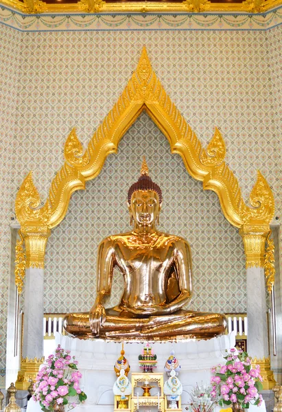 Χρυσό άγαλμα, εικόνα του Βούδα στο ναό — Φωτογραφία Αρχείου