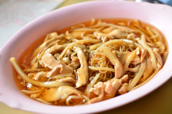 Macarrão estilo asiático em sopa marrom — Fotografia de Stock