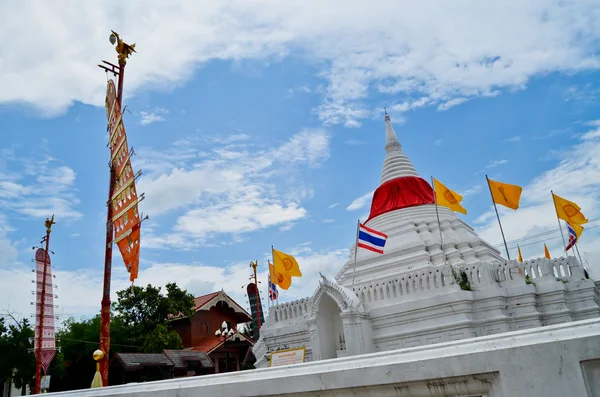 Bílá pagoda buddha v Thajsku — Stock fotografie