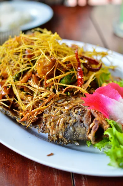 Peixe frito com erva-cidreira — Fotografia de Stock
