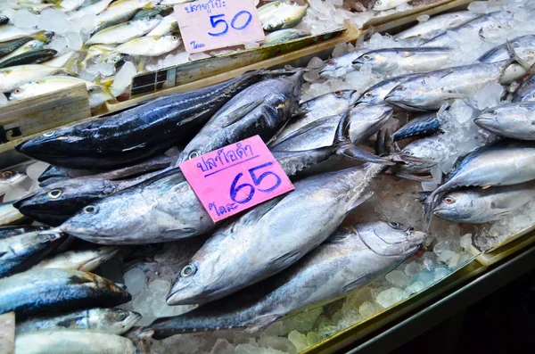 बाजार में ताजा मछली समुद्री भोजन की विविधता — स्टॉक फ़ोटो, इमेज