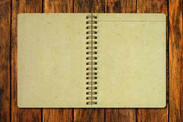 Ανακύκλωσης καφέ σημειωματάριο εγγράφου σε ξύλο — Φωτογραφία Αρχείου