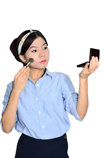 Retrato de mujer asiática aplicando maquillaje —  Fotos de Stock