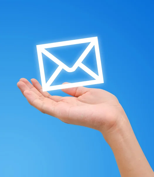 Hand ta emot e-post brev ikonen — Stockfoto