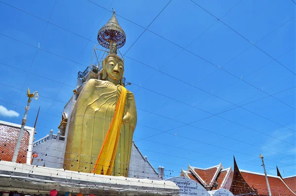 Grande statua di Buddha dorato nel tempio — Foto Stock