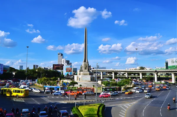 Bangkok - 23 Ağustos: Zafer Anıtı ve yol trafik Augus