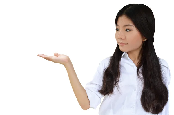 Geschäftsfrau mit offener Hand, um ein Produkt zu zeigen — Stockfoto