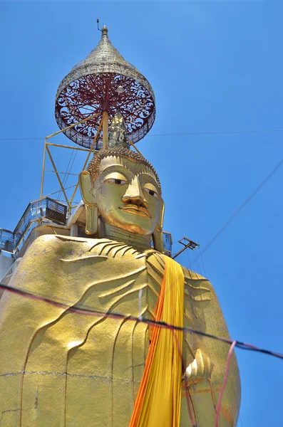 Grande statua di Buddha dorato nel tempio — Foto Stock