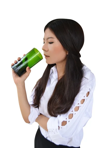 Asyalı kadın su içiyor. — Stok fotoğraf