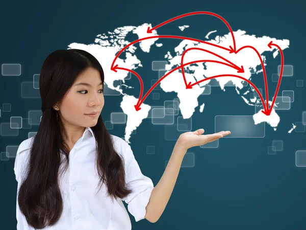 Zakenvrouw en wereld kaart netwerk — Stockfoto