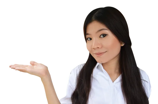 Affärskvinna med hennes öppna hand att visa en produkt — Stockfoto