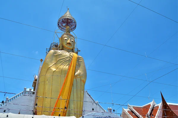 Grande statue de Bouddha d'or dans le temple — Photo