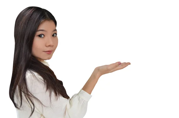 Geschäftsfrau mit offener Hand, um ein Produkt zu zeigen — Stockfoto