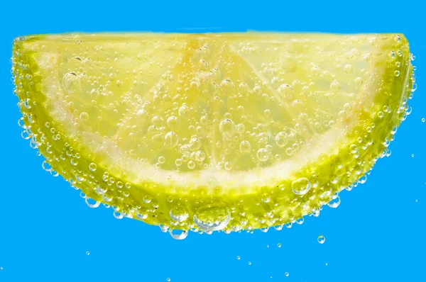 Zitrone im Mineralwasser — Stockfoto