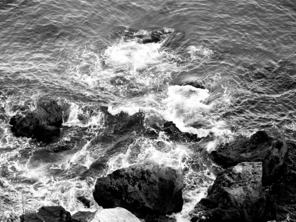 Kamienie pokryte Morze piany — Zdjęcie stockowe