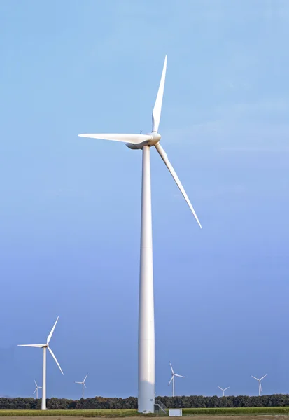 Větrná energie na elektřinu. — Stock fotografie