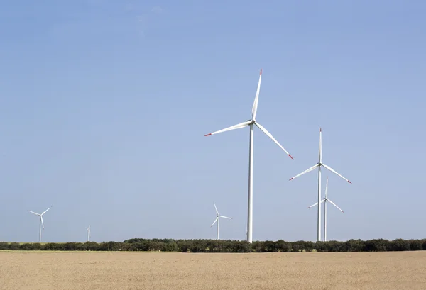 Pobieranie energii elektrycznej z wiatru. — Zdjęcie stockowe