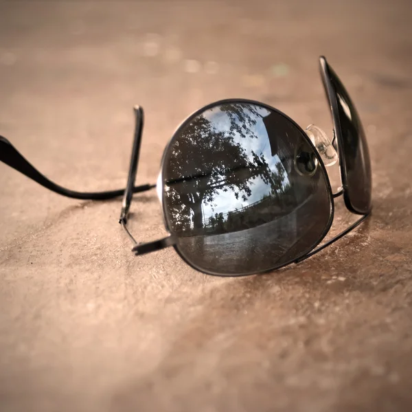 Sonnenbrille auf dem Tisch — Stockfoto
