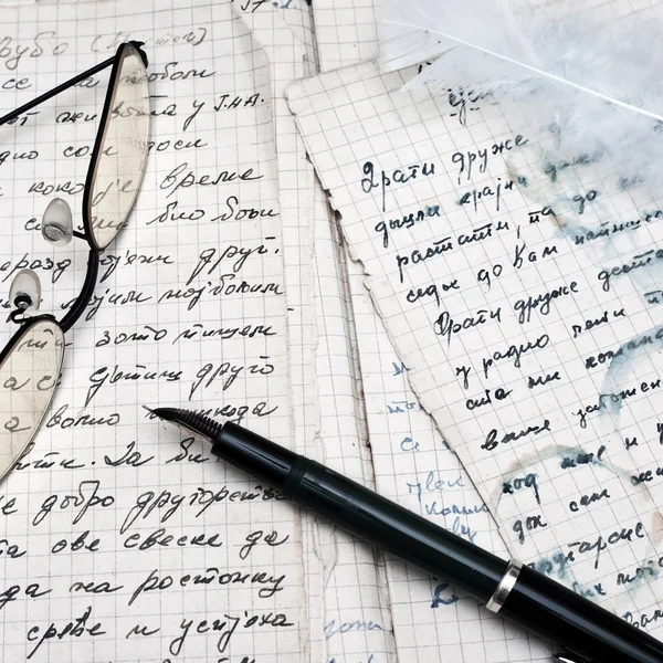 Перьевая ручка и очки — стоковое фото