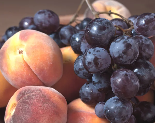 Персики, виноград — стокове фото