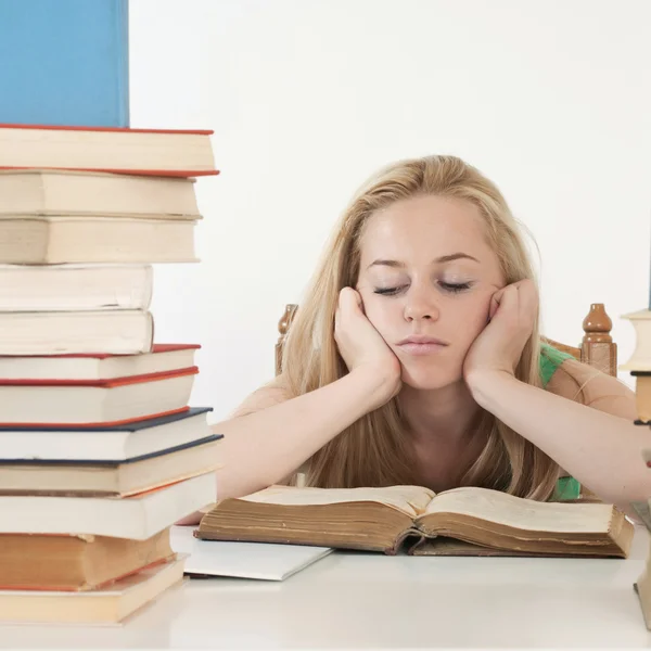 Student van verveeld en moe na hard werken — Stockfoto