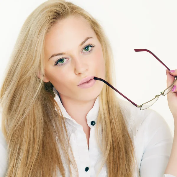 Krásná blondýnka s brýlemi — Stock fotografie
