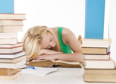yorgun öğrenci uykuya daldı