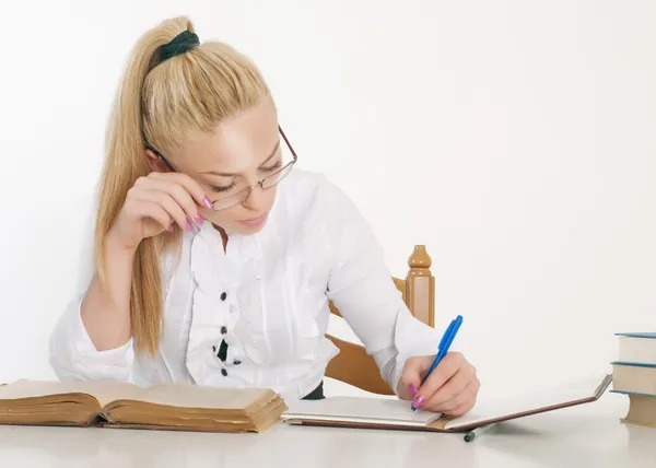 Fiatal csinos nő, tanulás, asztal — Stock Fotó
