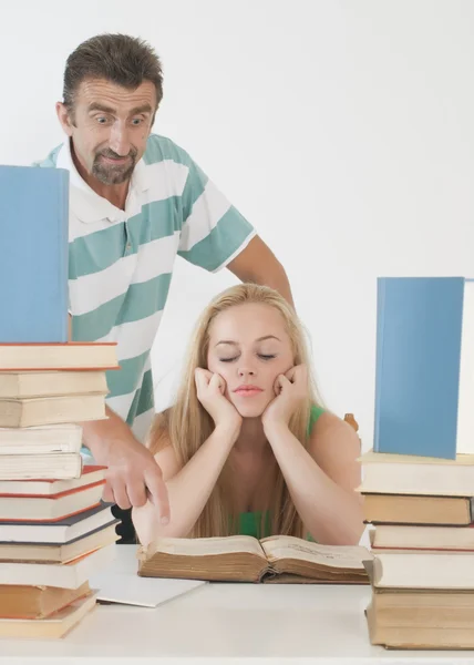 Professor ajudando adolescente estudante um em um . — Fotografia de Stock