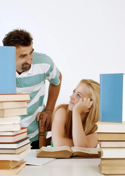 Professor ajudando adolescente estudante um em um — Fotografia de Stock