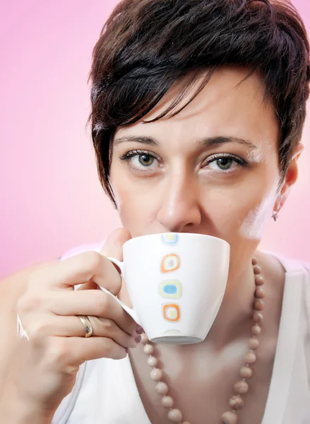Retrato de una hermosa mujer bebiendo café —  Fotos de Stock
