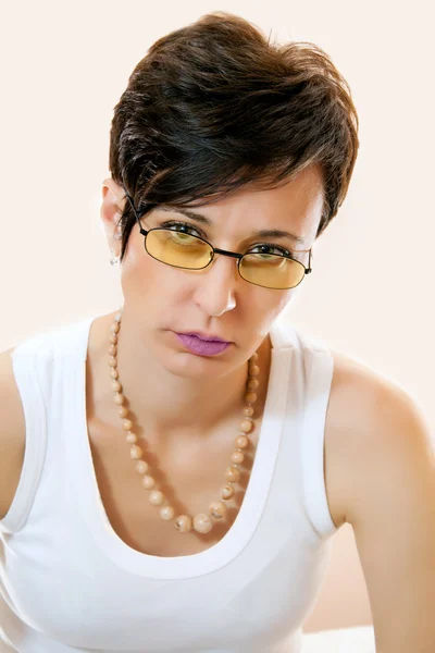 Красивая молодая женщина носит модные очки . — стоковое фото