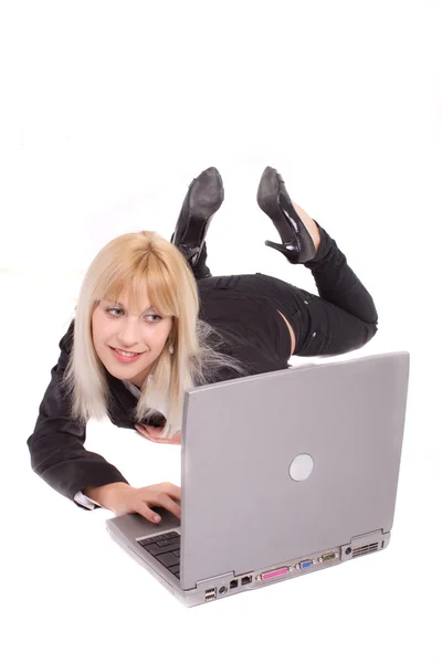 Jovem sorrindo loira com um laptop — Fotografia de Stock