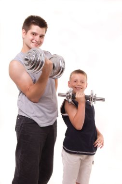 adam ve oğlu spor salonunda egzersiz