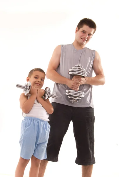 Мужчина и сын упражнения в тренажерном зале — стоковое фото
