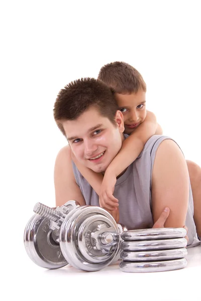 健康的年轻人和儿子在健身房锻炼 — 图库照片