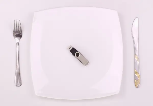 Память USB флэшку на тарелке — стоковое фото