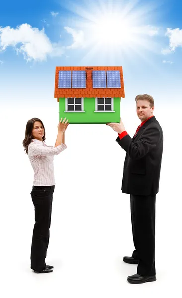 Пара тримає зелений будинок — стокове фото