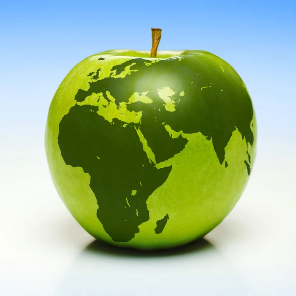Zelené jablko s earth mapa — Stock fotografie