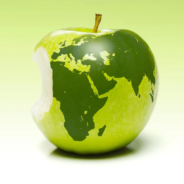 Maçã verde com mapa terra — Fotografia de Stock