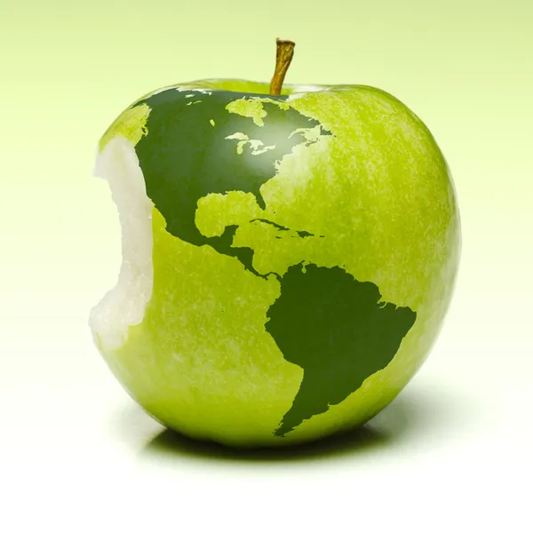 Zelené jablko s earth mapa — Stock fotografie
