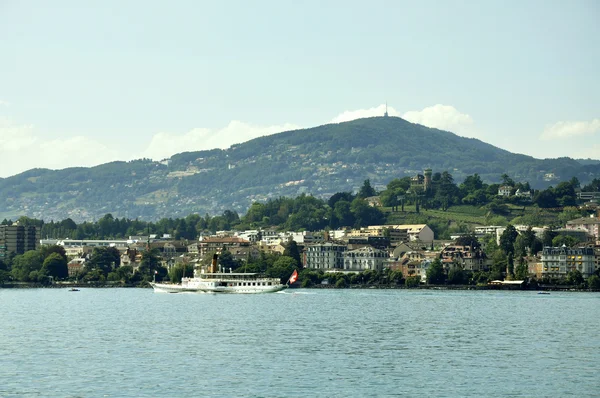 Un barco navegando en el lago de Ginebra en Montreux — Foto de Stock