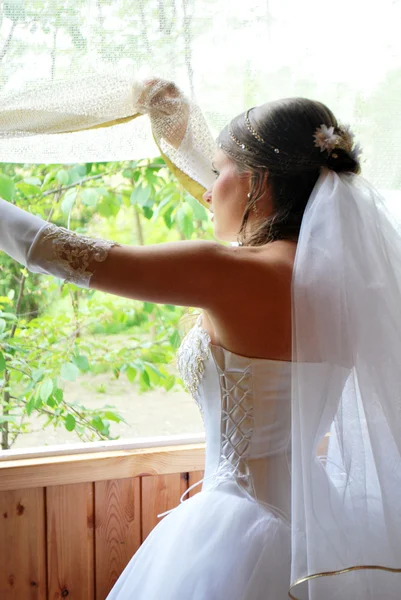 The bride waits at a window of the groom — Stock Photo, Image